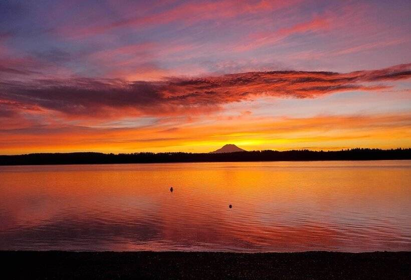 Beachfront Anderson Island Escape: Rainier Views!