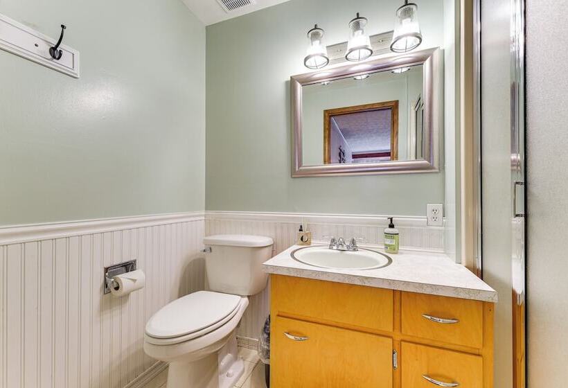 Beachfront Anderson Island Escape: Rainier Views!