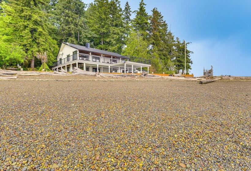 Beachfront Anderson Island Escape: Rainier Views!