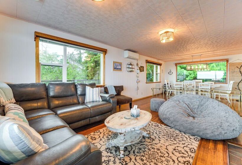 Beachfront Anderson Island Escape: Rainier Views!