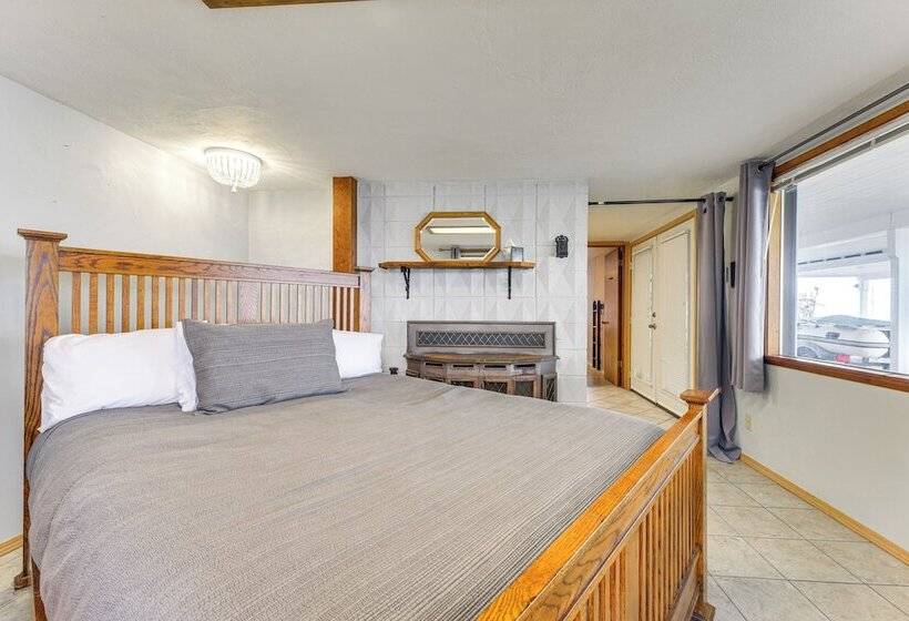 Beachfront Anderson Island Escape: Rainier Views!