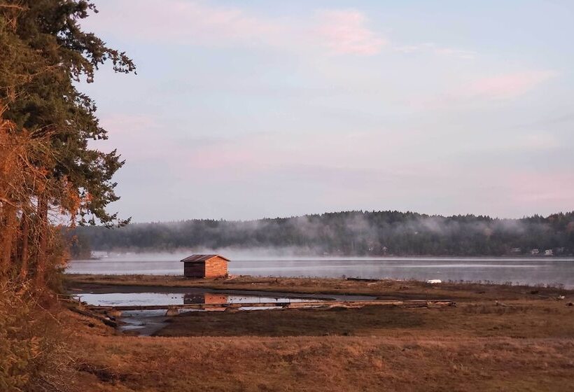 Beachfront Anderson Island Escape: Rainier Views!