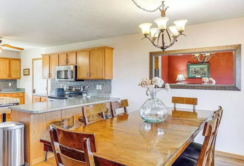 Black Hills Family Home: Close To Hiking Trails!