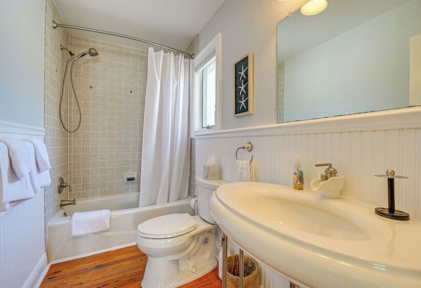 Florida Retreat W/ Hot Tub: Walk To The Gulf!