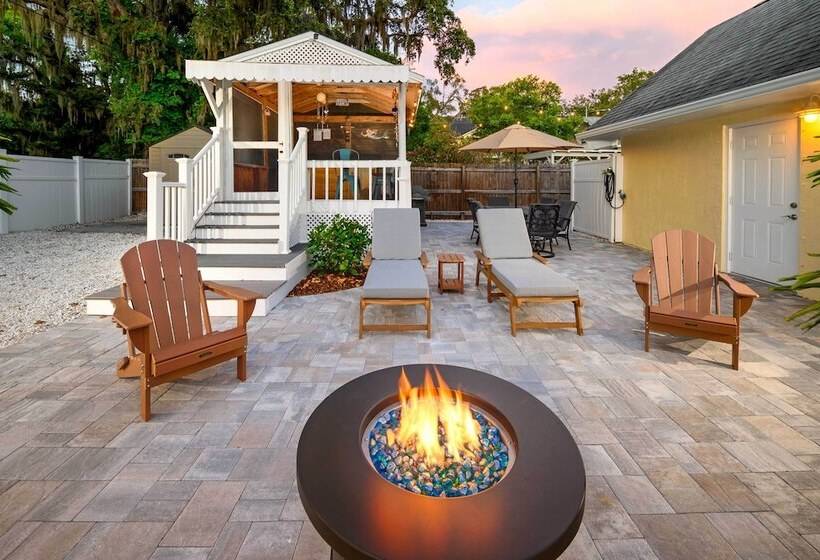 Florida Retreat W/ Hot Tub: Walk To The Gulf!