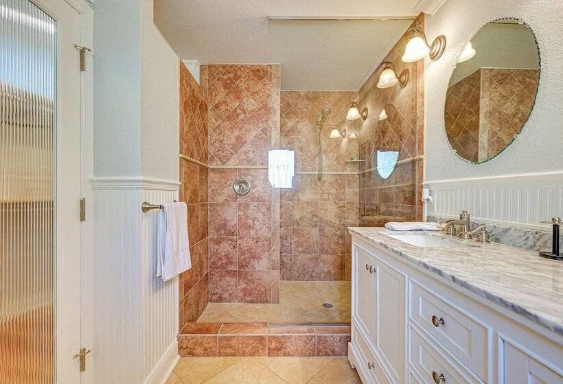 Florida Retreat W/ Hot Tub: Walk To The Gulf!