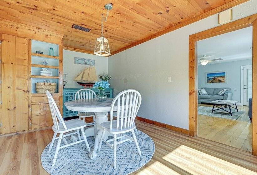 Florida Retreat W/ Hot Tub: Walk To The Gulf!