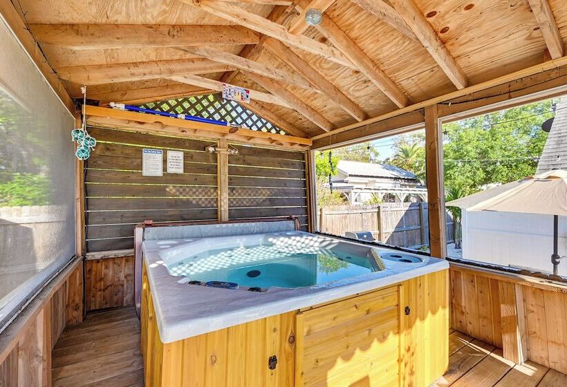 Florida Retreat W/ Hot Tub: Walk To The Gulf!