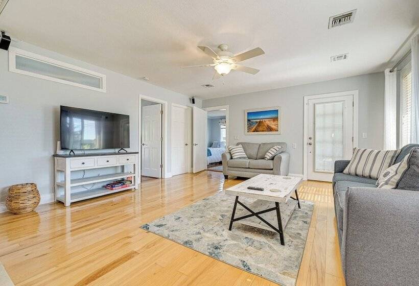 Florida Retreat W/ Hot Tub: Walk To The Gulf!