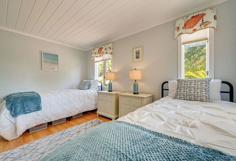 Florida Retreat W/ Hot Tub: Walk To The Gulf!