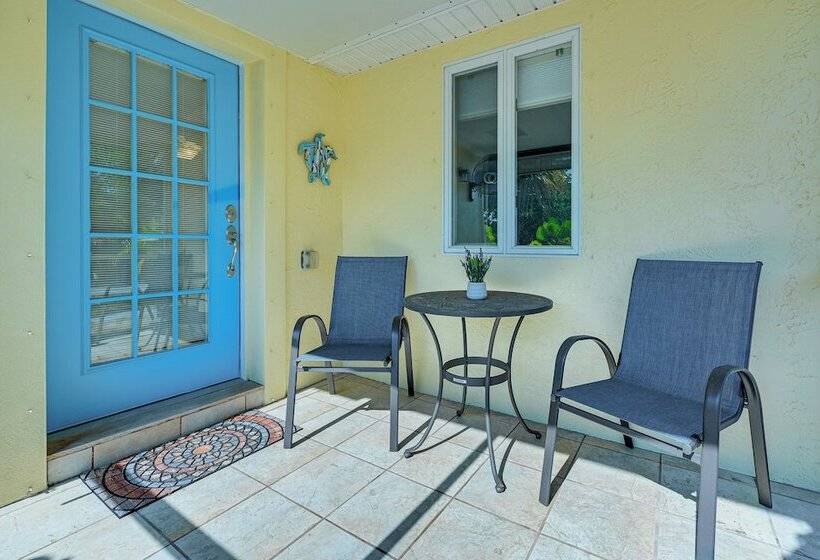 Florida Retreat W/ Hot Tub: Walk To The Gulf!