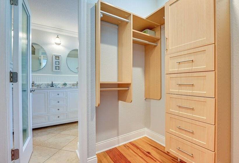 Florida Retreat W/ Hot Tub: Walk To The Gulf!