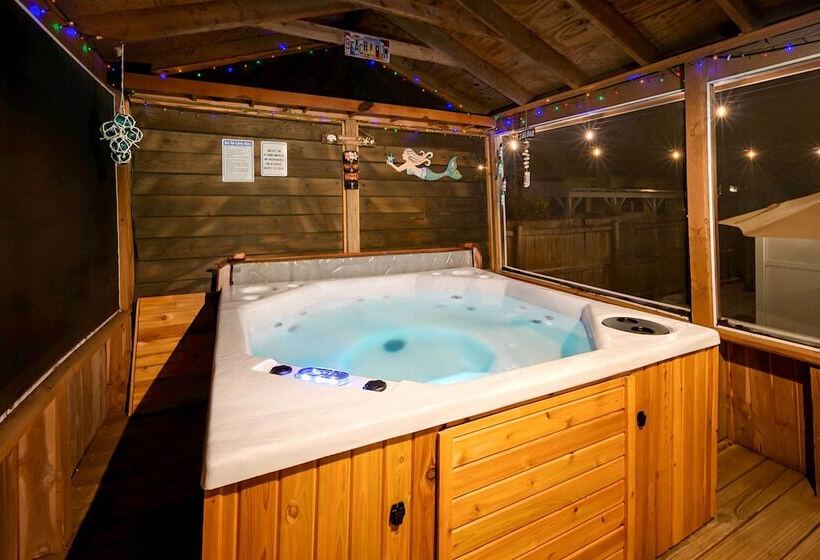 Florida Retreat W/ Hot Tub: Walk To The Gulf!
