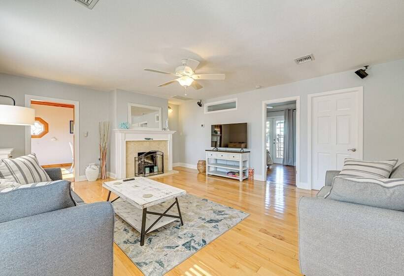 Florida Retreat W/ Hot Tub: Walk To The Gulf!