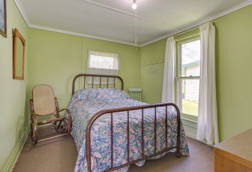 Historic Honesdale Cabin On Farm & Animal Rescue!