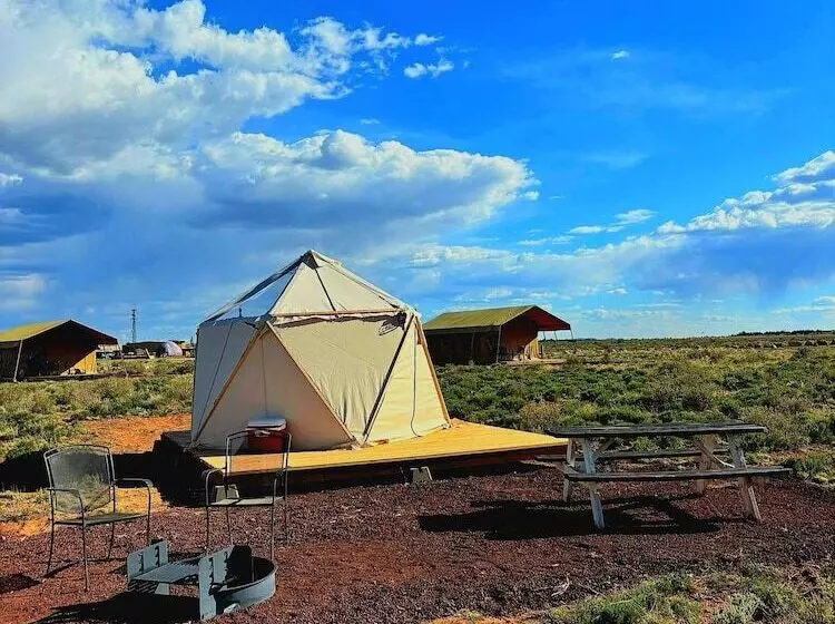 Maaseutuhotelli Raptor Ranch Glamping