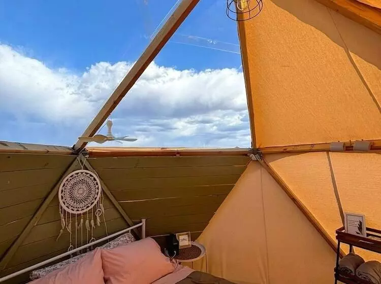 Maaseutuhotelli Raptor Ranch Glamping
