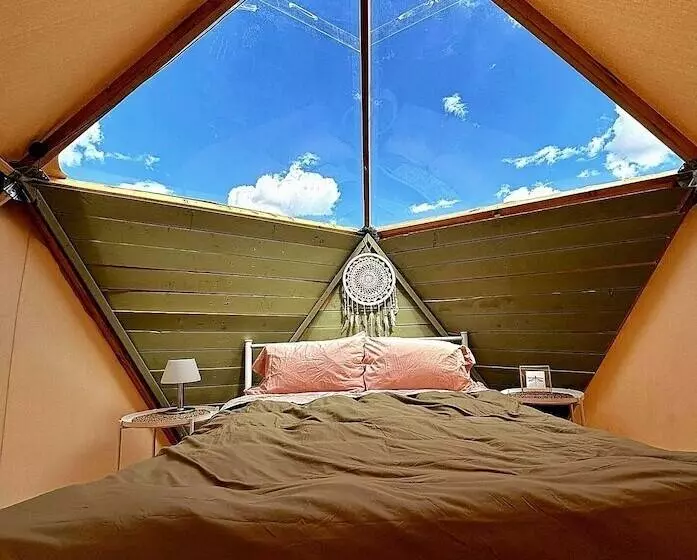 Maaseutuhotelli Raptor Ranch Glamping