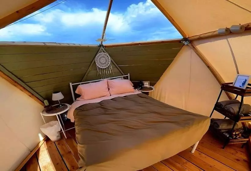 Maaseutuhotelli Raptor Ranch Glamping