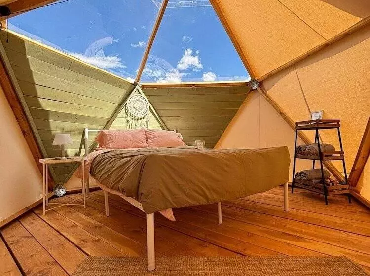 Maaseutuhotelli Raptor Ranch Glamping