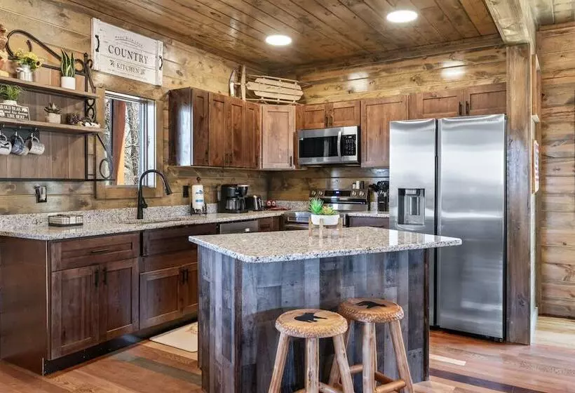 Mountain Retreat W/ Hot Tub & Games! Sleeps 10!