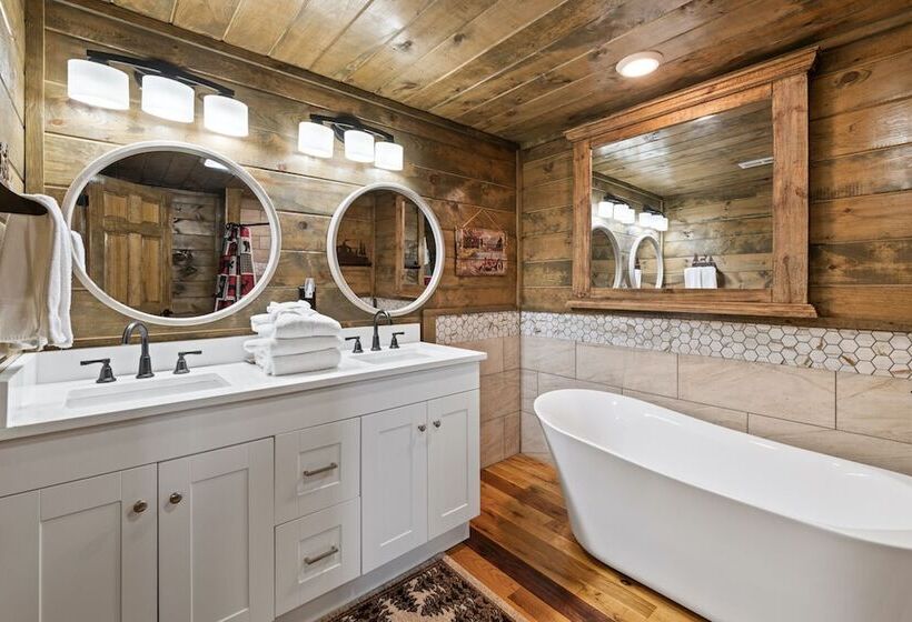 Mountain Retreat W/ Hot Tub & Games! Sleeps 10!