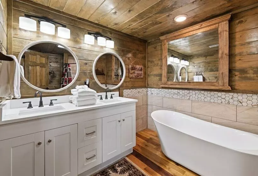 Mountain Retreat W/ Hot Tub & Games! Sleeps 10!