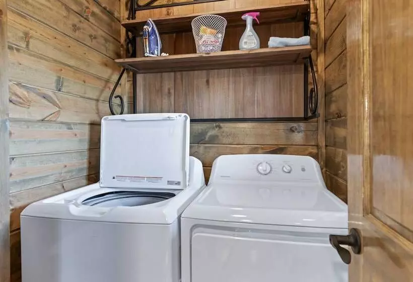 Mountain Retreat W/ Hot Tub & Games! Sleeps 10!