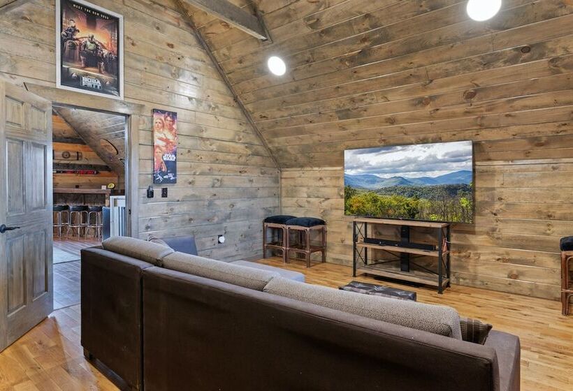 Mountain Retreat W/ Hot Tub & Games! Sleeps 10!