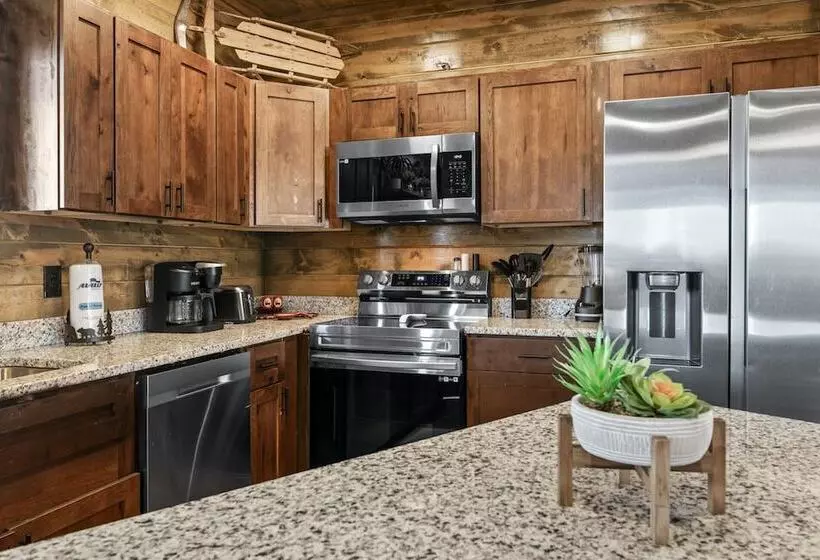 Mountain Retreat W/ Hot Tub & Games! Sleeps 10!