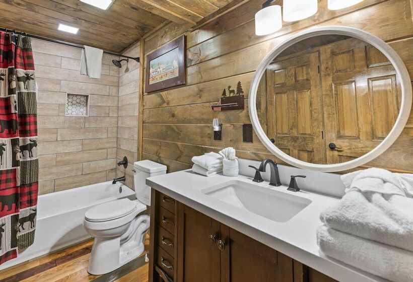 Mountain Retreat W/ Hot Tub & Games! Sleeps 10!