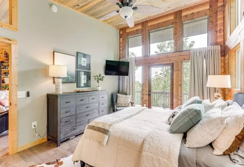 2 Decks, Grill, Hot Tub: Mountain Cabin In Murphy