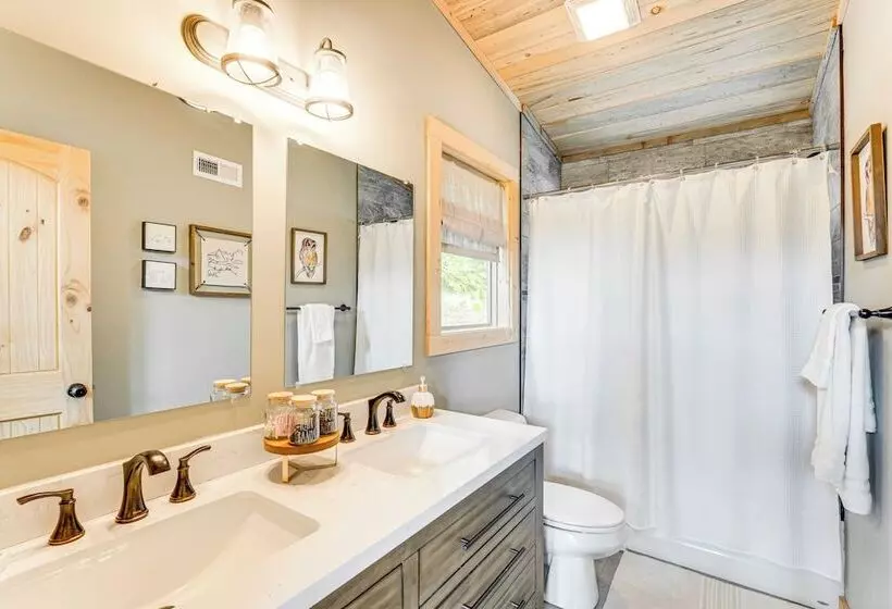 2 Decks, Grill, Hot Tub: Mountain Cabin In Murphy