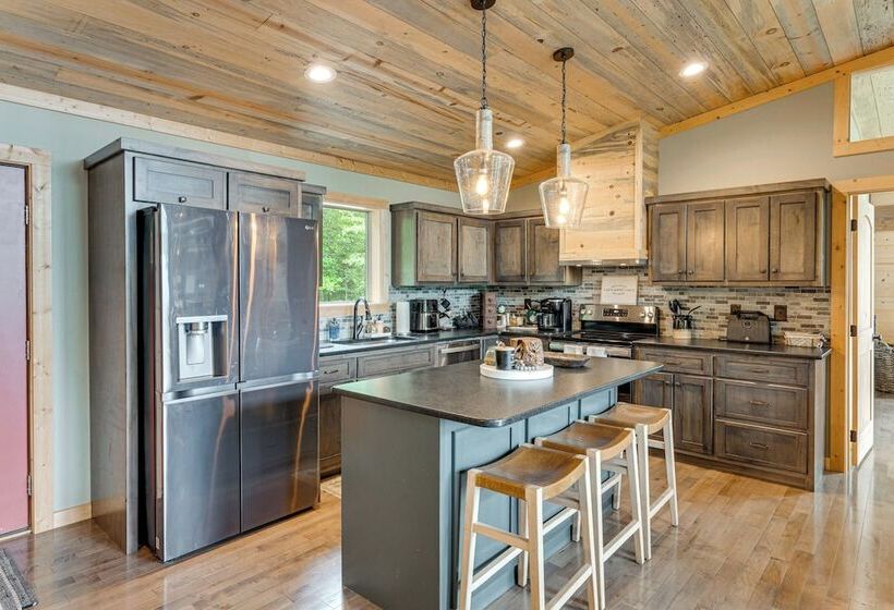 2 Decks, Grill, Hot Tub: Mountain Cabin In Murphy