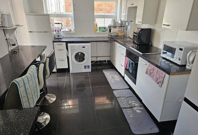 پانسیون 41 Buckingham Road