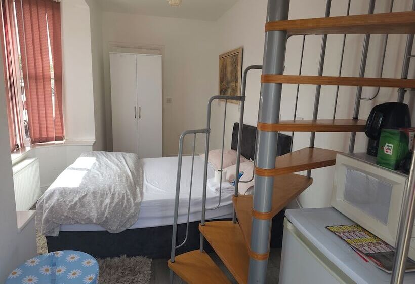 پانسیون 41 Buckingham Road