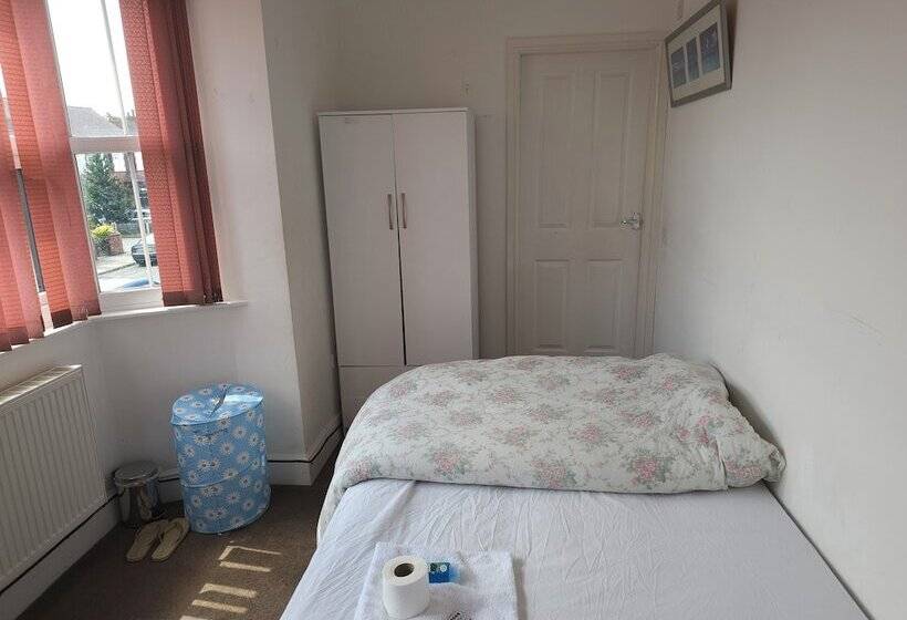 پانسیون 41 Buckingham Road