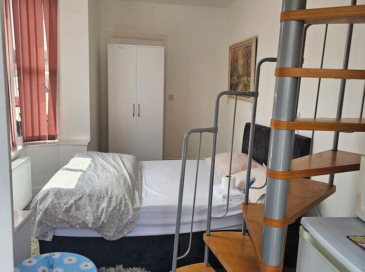 پانسیون 41 Buckingham Road