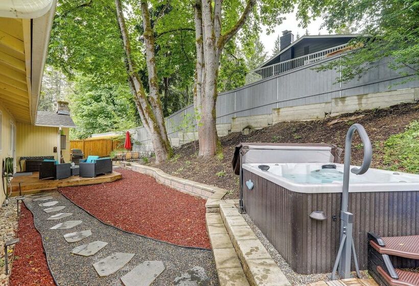 Pet Friendly Sammamish Home W/ Deck ~ 3 Mi To Lake