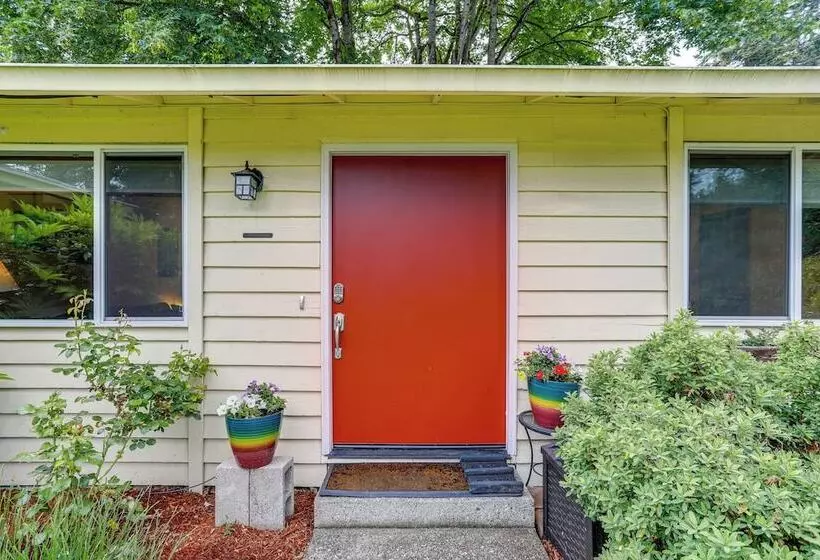 Pet Friendly Sammamish Home W/ Deck ~ 3 Mi To Lake