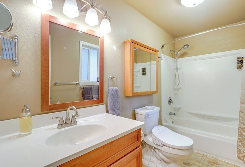 Pet Friendly Sammamish Home W/ Deck ~ 3 Mi To Lake