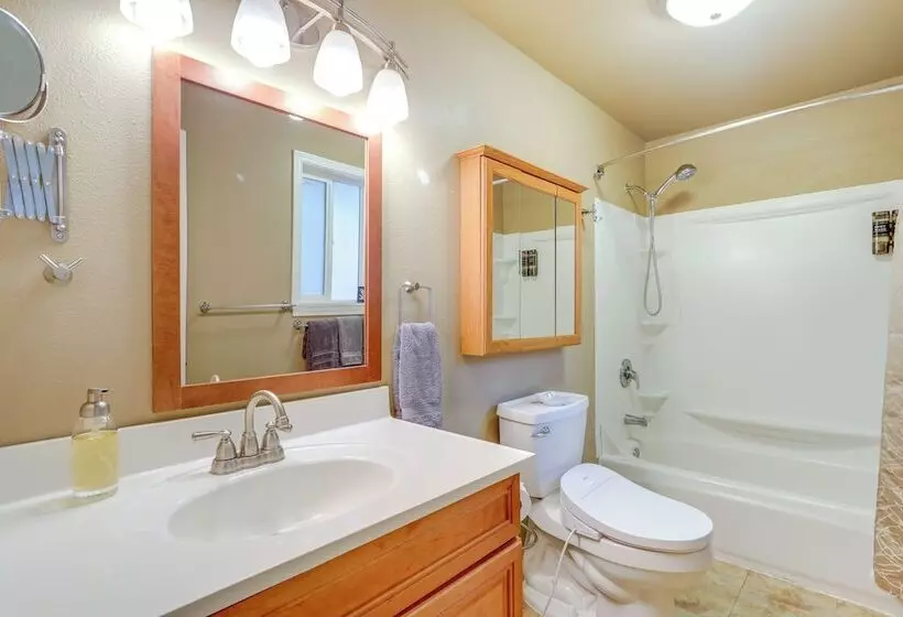 Pet Friendly Sammamish Home W/ Deck ~ 3 Mi To Lake