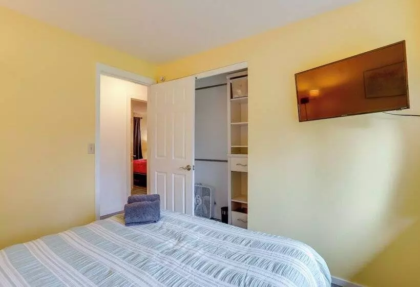 Pet Friendly Sammamish Home W/ Deck ~ 3 Mi To Lake