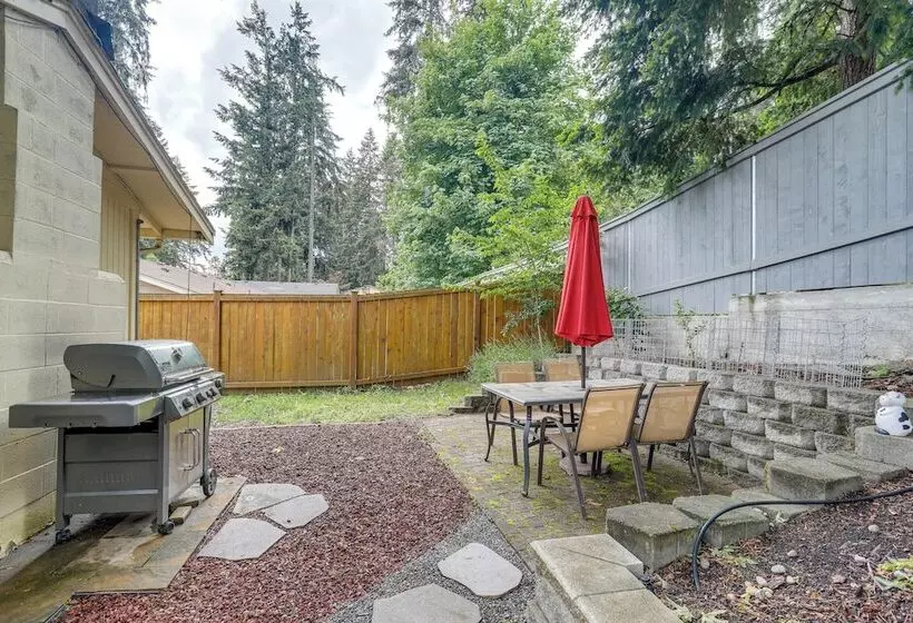 Pet Friendly Sammamish Home W/ Deck ~ 3 Mi To Lake