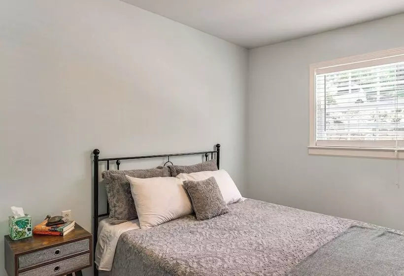 Riverfront Cottage Near Rock Island State Park