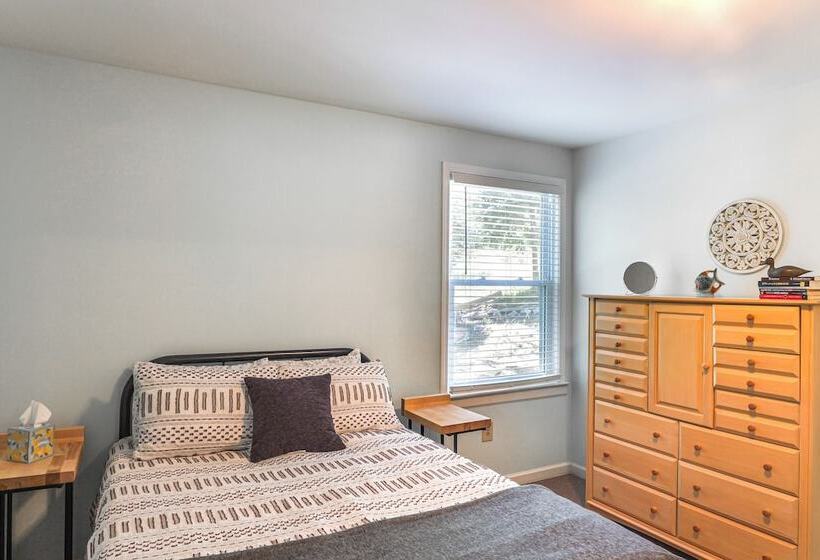 Riverfront Cottage Near Rock Island State Park