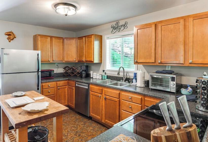 Riverfront Cottage Near Rock Island State Park