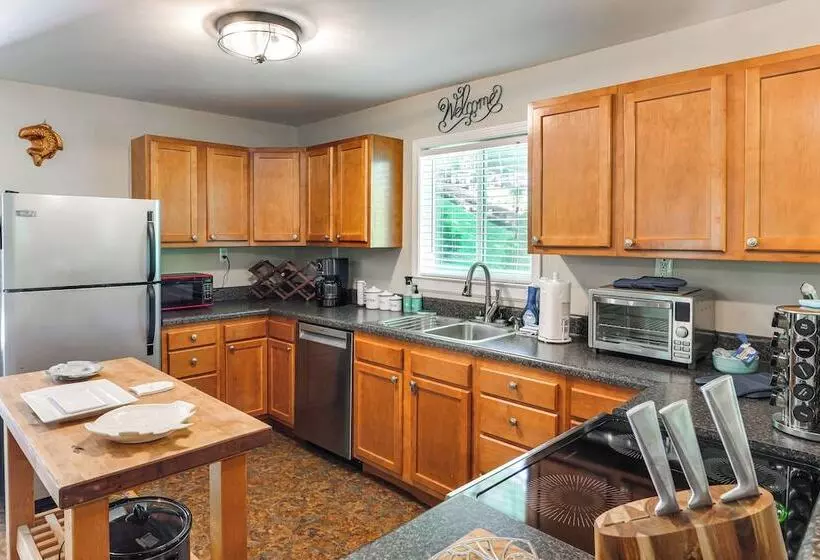 Riverfront Cottage Near Rock Island State Park