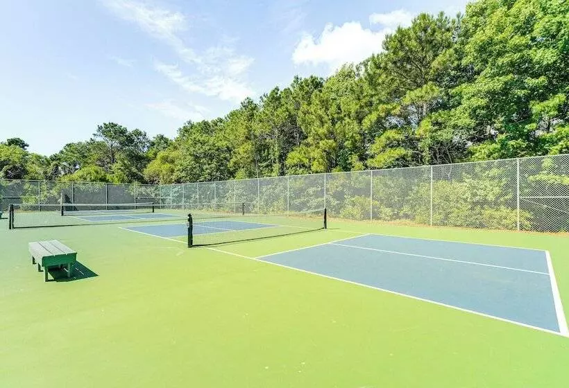 Spacious Outer Banks Home   Golf & Beach Access!