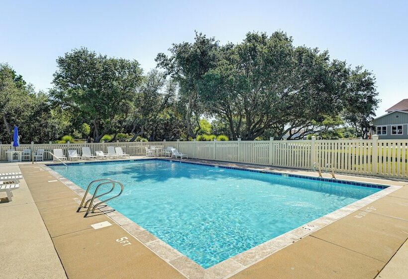 Spacious Outer Banks Home Golf & Beach Access!